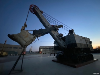 夕陽余暉下的阜新 一座工業城市的記憶與礦山、建筑設備零部件的回響